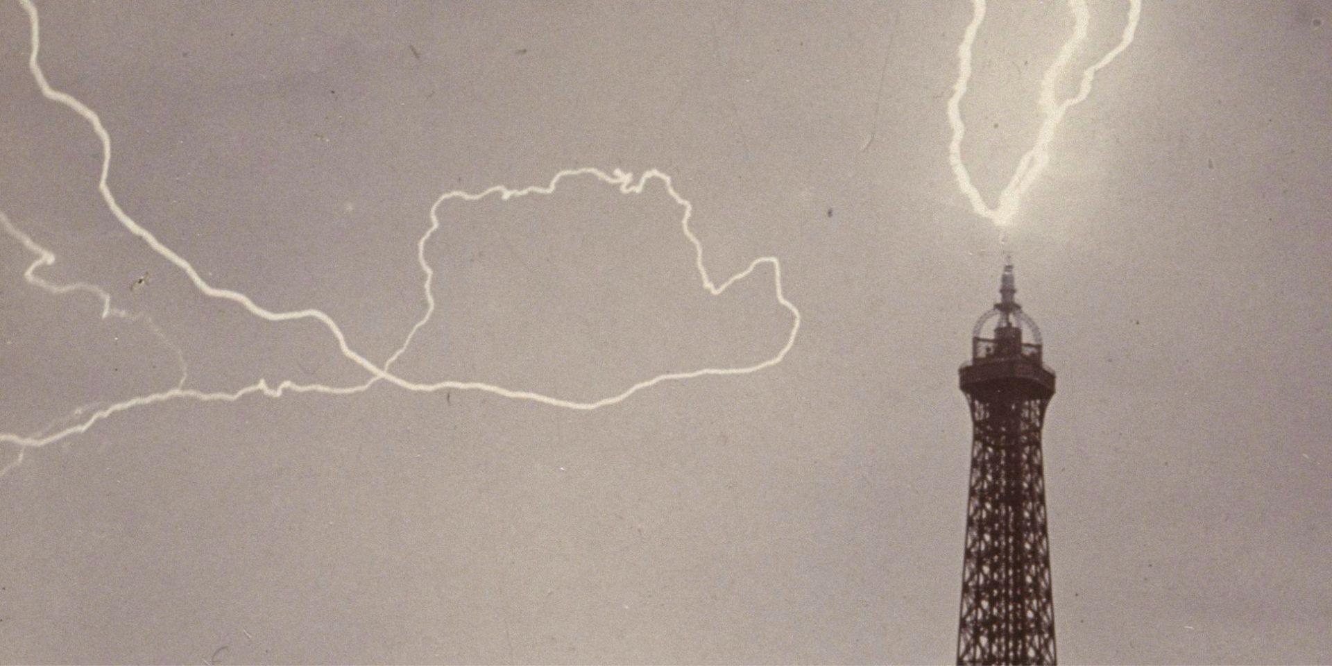 La Tour Eiffel foudroyée